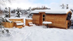 A wooden cabin with a snow-covered roof and a small attached structure. - Byczy Rog Noclehy Na Hranici (Kraliky)