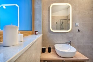 Combined shower/tub, hair dryer, towels