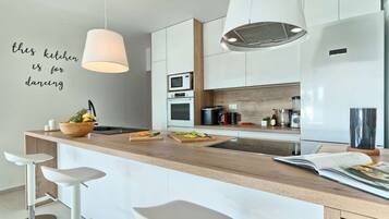 Frigorífico, microondas, horno y placa de cocina