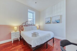 3 slaapkamers, een strijkplank/strijkijzer, wifi, beddengoed
