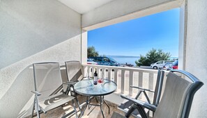 Outdoor dining - APARTMENT WITH TWO BEDROOMS (Podstrana)