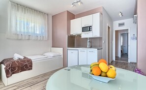 Fridge, microwave - PANORAMIC APARTMENT WITH SEE VIEW (Podstrana)