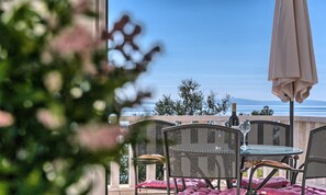 Outdoor dining - PANORAMIC APARTMENT WITH SEE VIEW (Podstrana)
