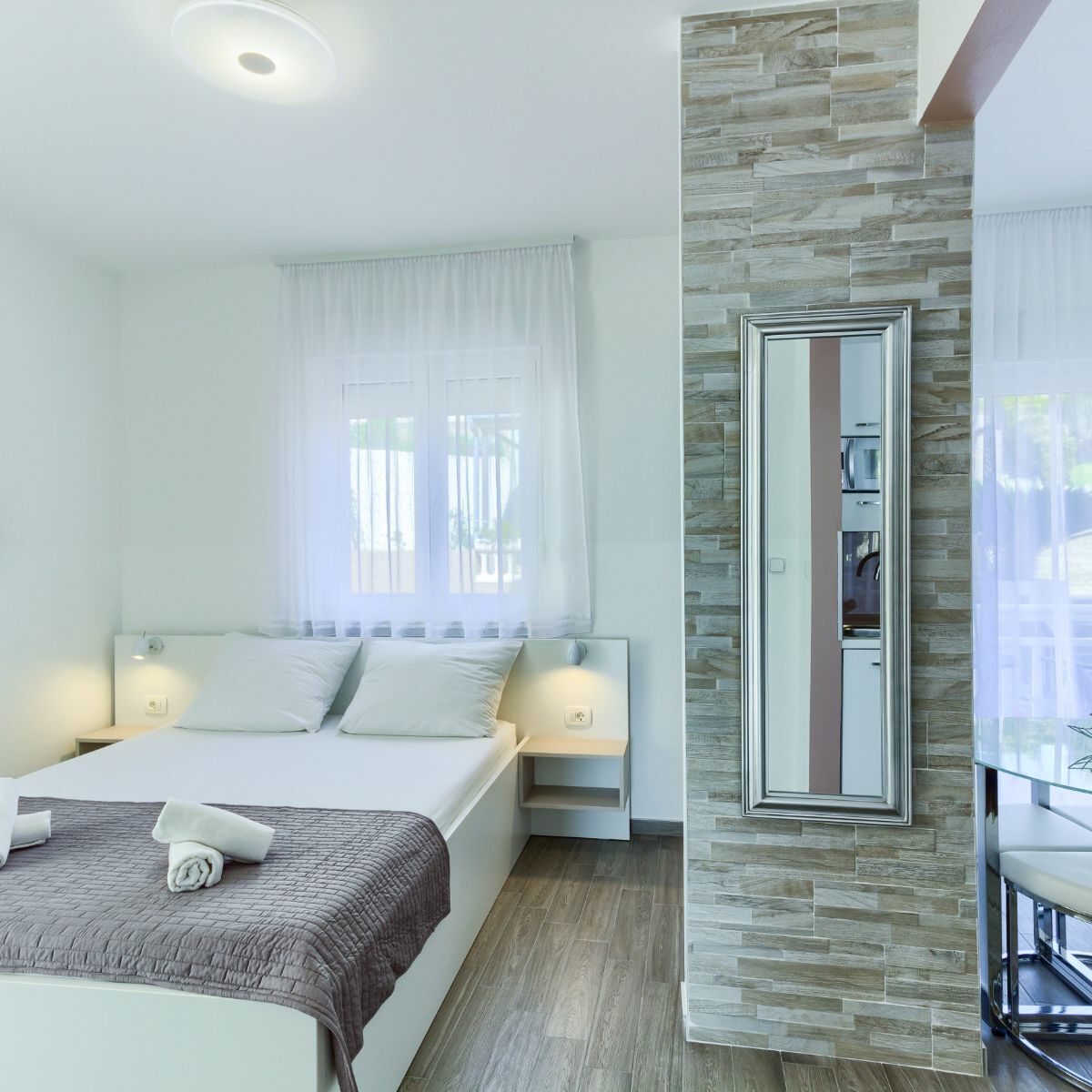 1 bedroom, bed sheets