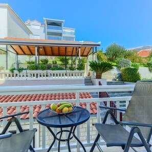 تناول الطعام بالخارج