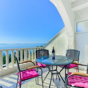 Outdoor dining - APARTMENT WITH SEE VIEW (Podstrana)
