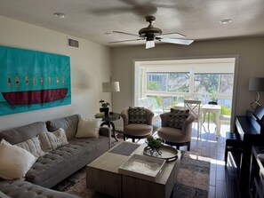 スマートテレビ、DVD プレーヤー、卓球台