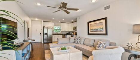 Smart-TV, DVD-Player, Tischtennisplatte