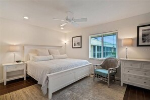 2 室のベッドルーム、デスク、アイロン / アイロン台、旅行用ベビーベッド