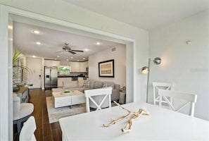 TV connectée, lecteur de DVD, table de tennis de table