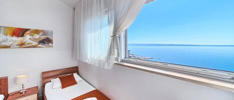 1 bedroom, bed sheets