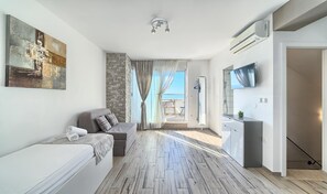 Living area - ROMANTIC APARTMENT FOR 4 (Podstrana)