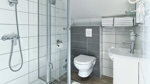 Een moderne badkamer met een glazen douchecabine, een wit toilet en een wastafel met spiegel.