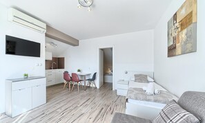 1 bedroom, bed sheets - ROMANTIC APARTMENT FOR 4 (Podstrana)