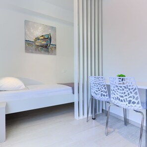 1 bedroom, bed sheets