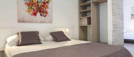 1 bedroom, bed sheets