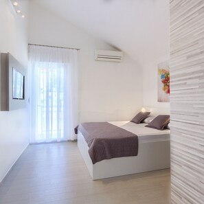 1 bedroom, bed sheets - MOUNTAIN VIEW APARTMENT FOR 3 (Podstrana)