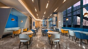 Petit déjeuner buffet servi tous les jours en supplément