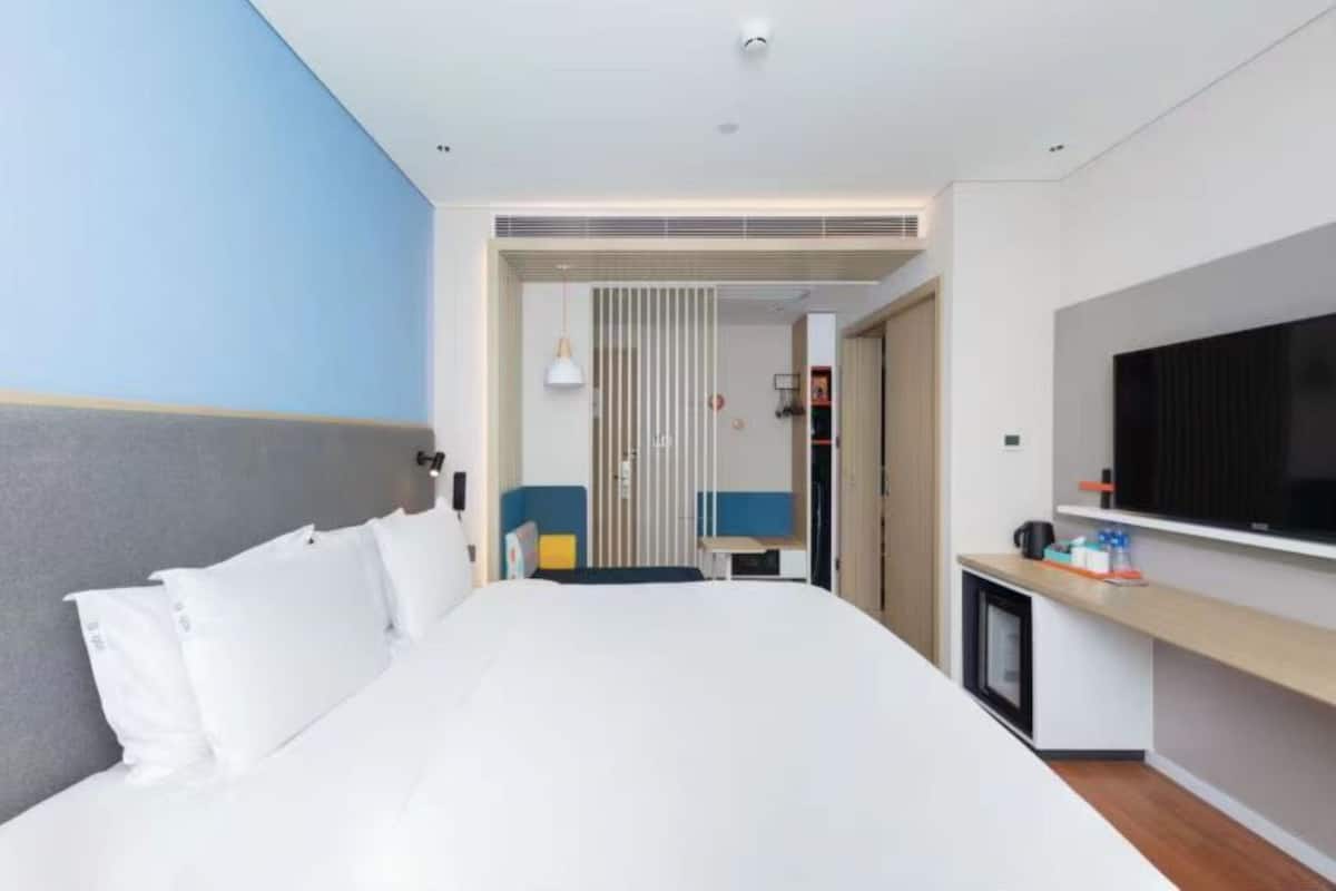 Standard Room, 1 King Bed | Minibar, in-room safe, desk, soundproofing