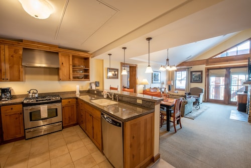 Top Floor 2 Bedroom In Mountaineer Square- Slopeside Condo - No Cleaning Fee! by RedAwning