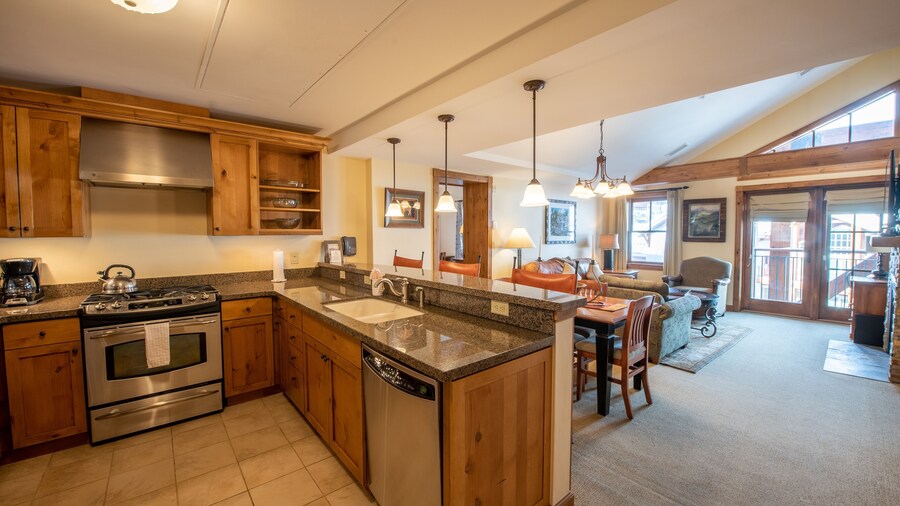 Top Floor 2 Bedroom In Mountaineer Square- Slopeside Condo - No Cleaning Fee! by RedAwning