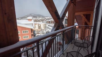 Condo, 2 Bedrooms | Property grounds
