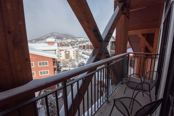 Condo, 2 Bedrooms | Property grounds