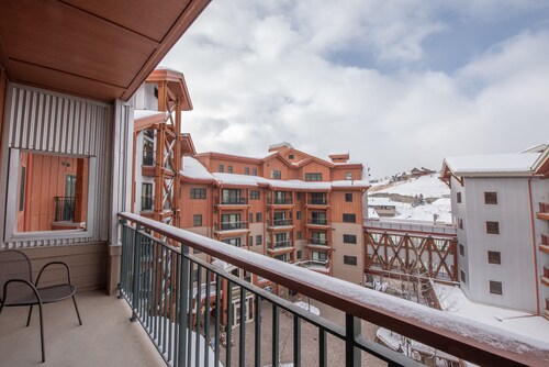 Large 3 Bedroom Bathroom In Mountaineer Square Condo - No Cleaning Fee! by RedAwning