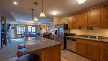 Condo, 3 Bedrooms | Private kitchen | Fridge, oven, coffee/tea maker, toaster