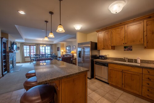 Large 3 Bedroom Bathroom In Mountaineer Square Condo - No Cleaning Fee! by RedAwning