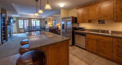 Large 3 Bedroom Bathroom In Mountaineer Square Condo - No Cleaning Fee! by RedAwning