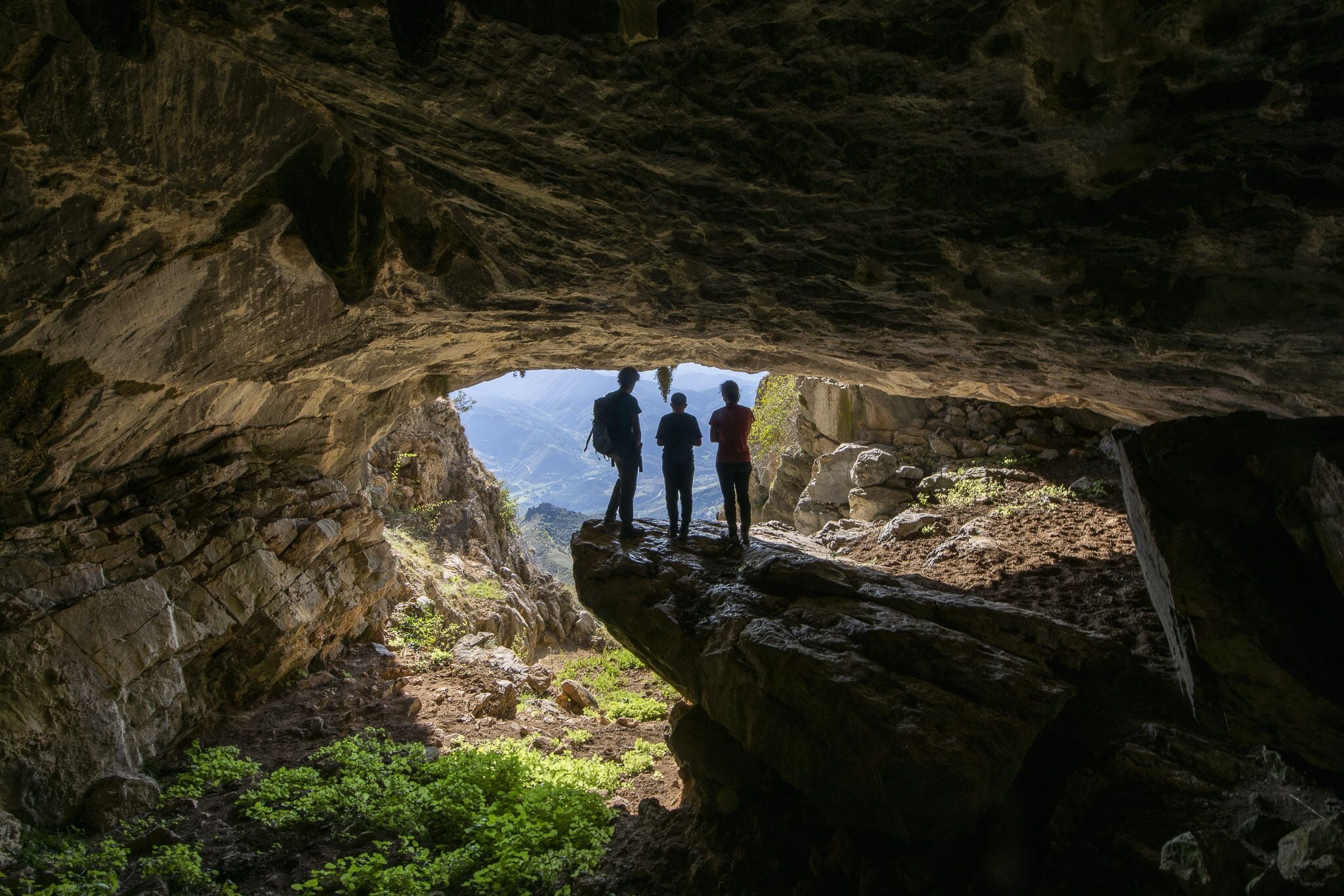 Eine natürliche Felsformation mit einer Höhle.