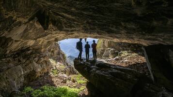 Eine natürliche Felsformation mit einer Höhle.