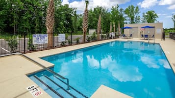 Una piscina al aire libre de temporada