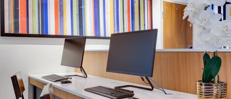 Un escritorio moderno de oficina con dos monitores, un teclado y un ratón.