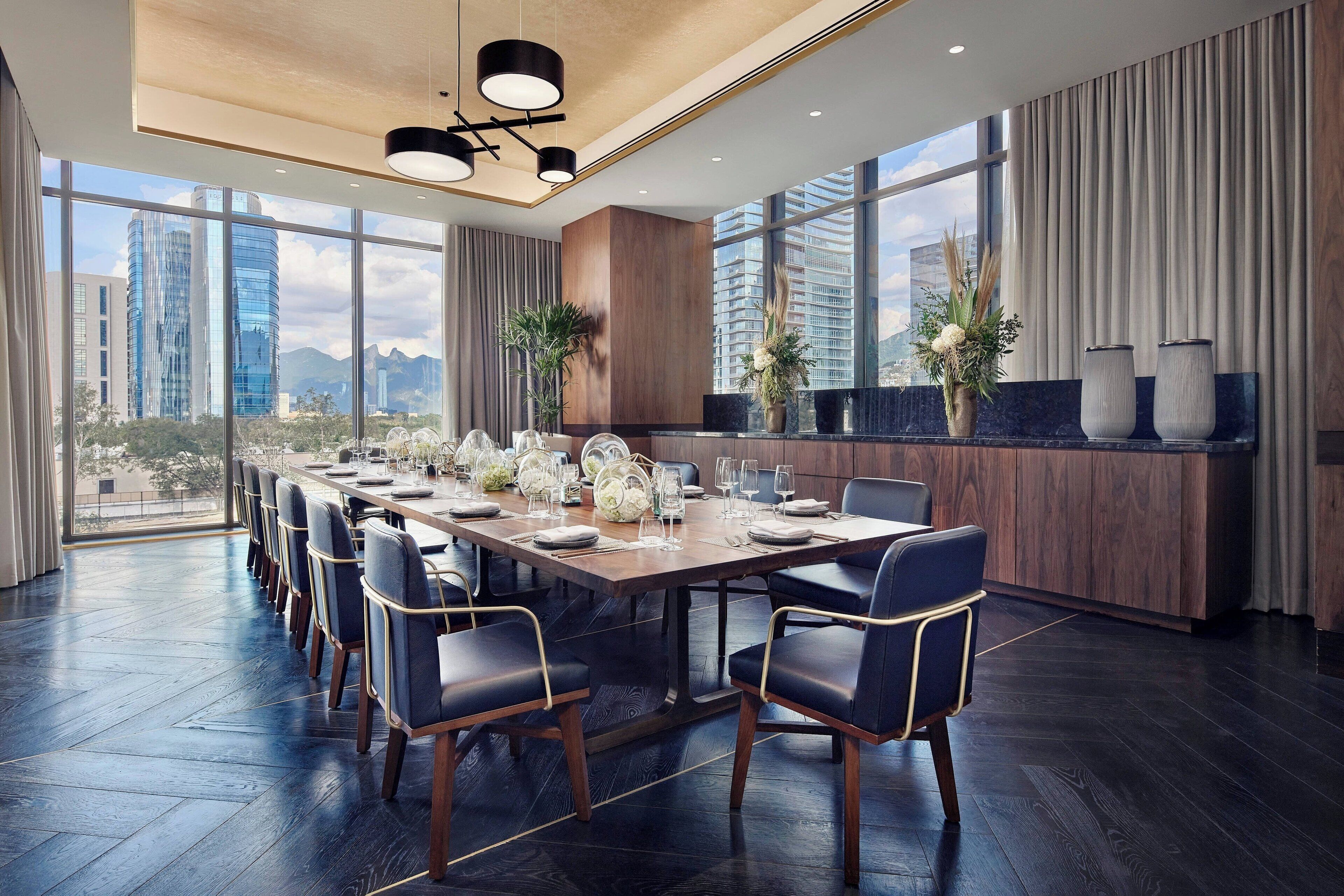 breakfast, lunch, dinner served; international cuisine