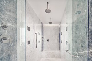 Presidential-suite - 1 kingsize-seng | Badeværelse | Designertoiletartikler, hårtørrer, badekåber, hjemmesko