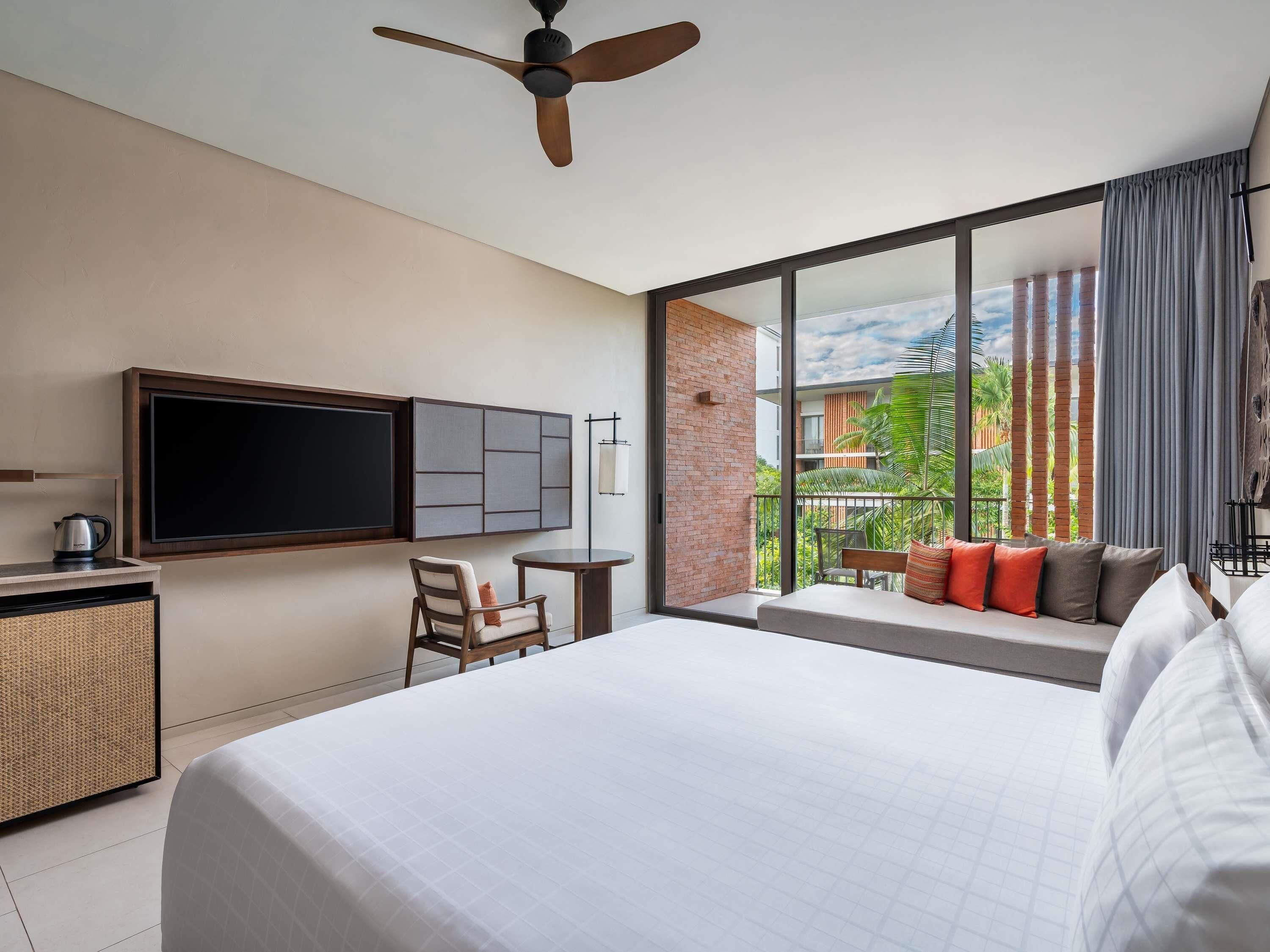 Deluxe Room, 1 King Bed | Minibar, in-room safe, individually decorated, individually furnished