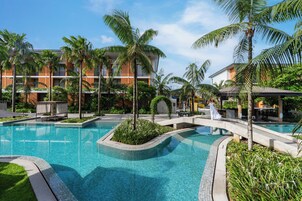 2 piscinas al aire libre, sombrillas, sillones reclinables de piscina