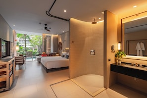 Habitación Deluxe, 1 cama King size, acceso a la alberca | Baño | Amenidades de baño ecológicas, secadora de cabello, batas, pantuflas
