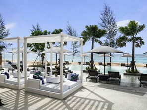 Lunch och middag serveras, njut av de goda smakerna från medelhavsköket.