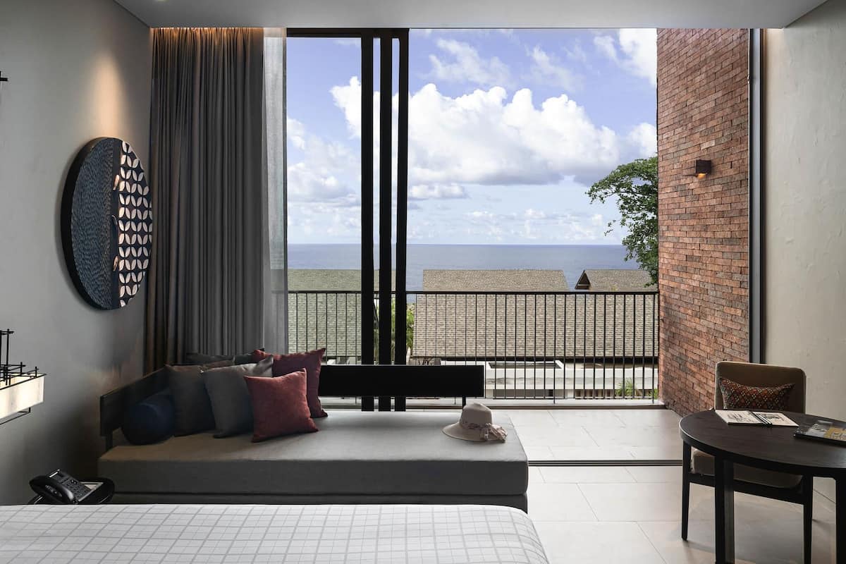 Habitación Deluxe, vista al mar (King bed or Twin bed) | Minibar, caja de seguridad en la habitación y decoración personalizada