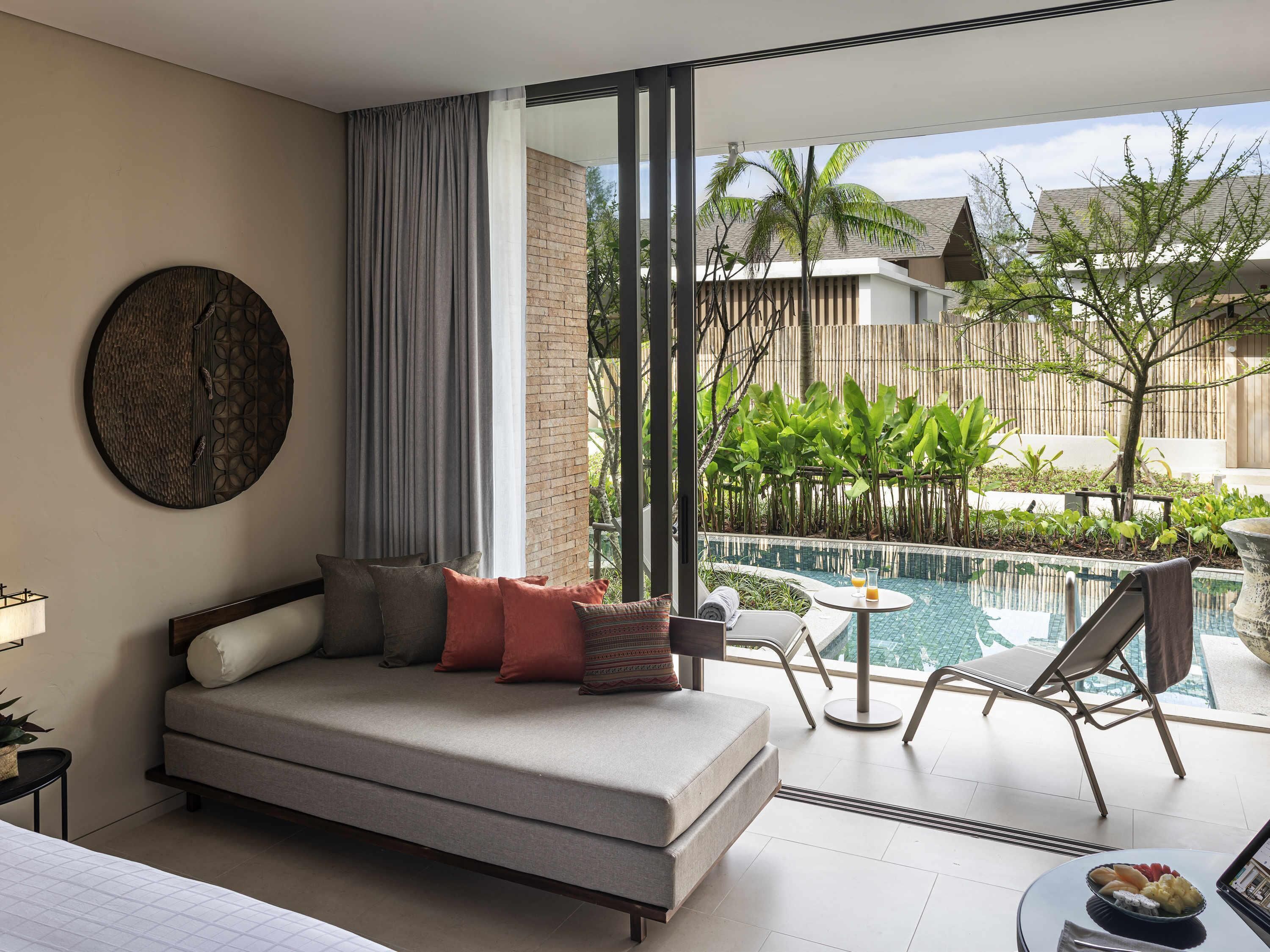 Deluxe Room, 1 King Bed, Pool Access