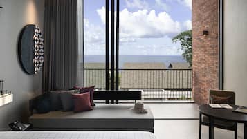 ميني بار وخزنة داخل الغرفة وبديكورات فريدة لكل غرفة وطراز فريد لكل وحدة