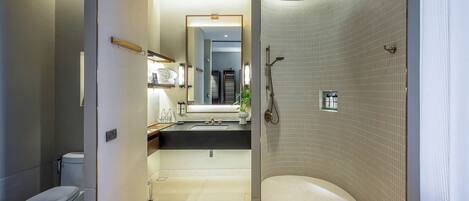 Un baño moderno con ducha, inodoro y lavamanos.