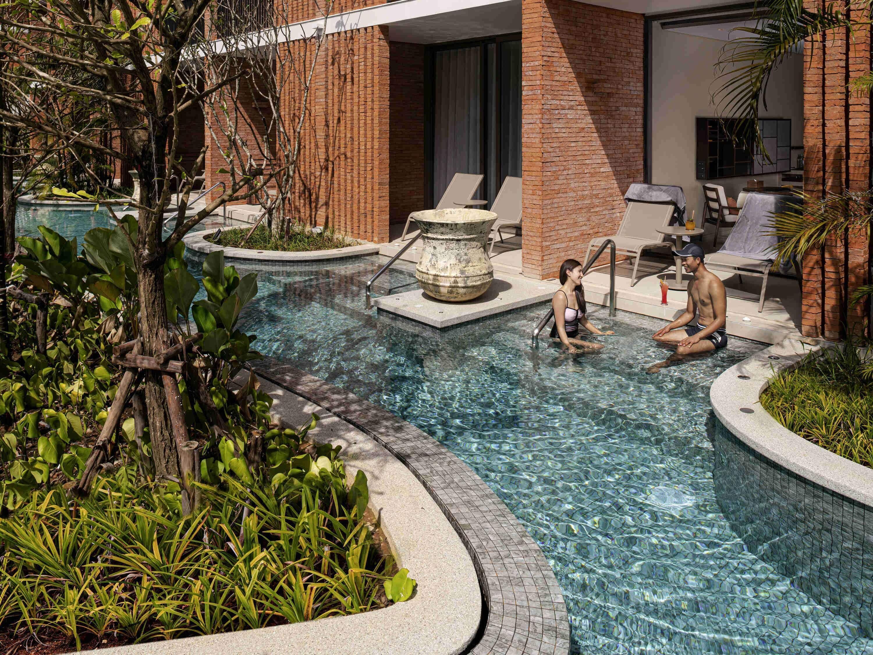 Family Suite, 1 King Bed, Pool Access