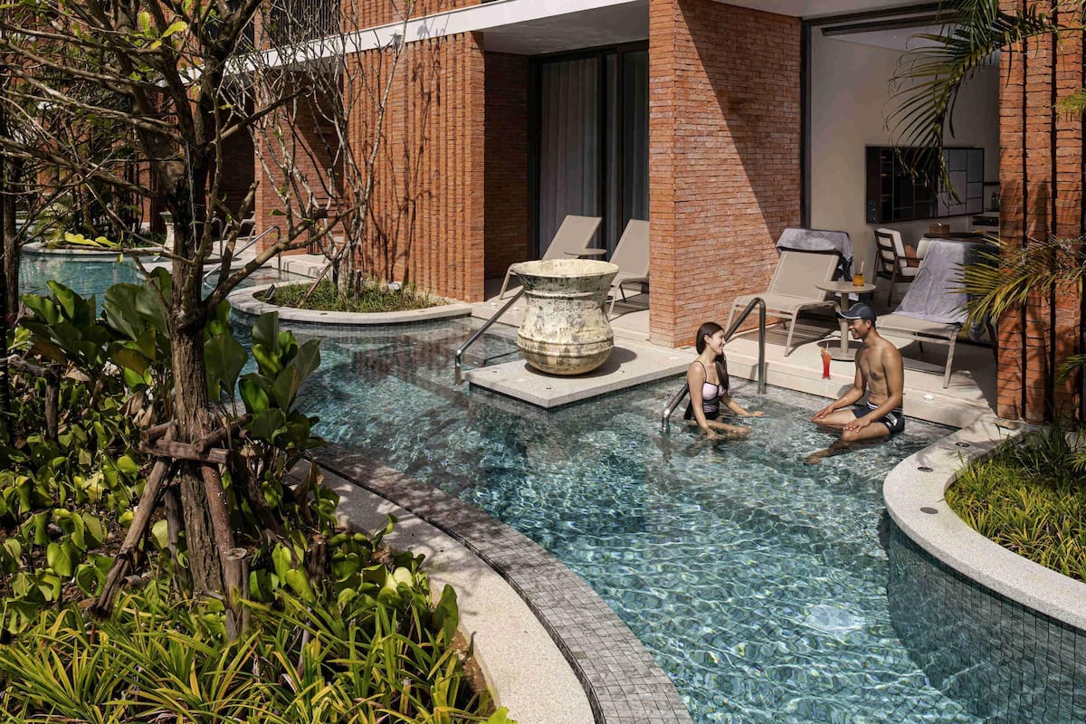 Family Suite, 1 King Bed, Pool Access