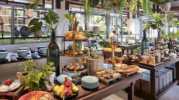 Lunch and dinner served, Mediterranean cuisine