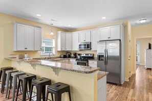 Kaffetrakter/tekoker, kjøkkenutstyr og spisebord