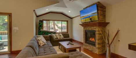 Televisión, chimenea y estéreo